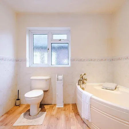 Ferienhaus 4 Bed House - Sleeps 8 - Free Parking - Manchester *