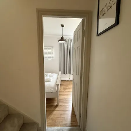 Cosy 4br House, West Didsbury, Bars And Restaurants Close By, Free Parking, Sleeps 8 *