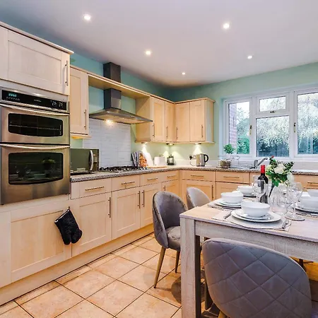 4 Bed House - Sleeps 8 - Free Parking - Manchester Ferienhaus