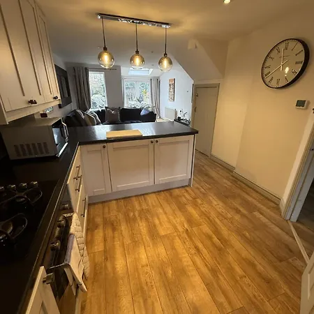 Cosy 4br House, West Didsbury, Bars And Restaurants Close By, Free Parking, Sleeps 8 Сasa de vacaciones