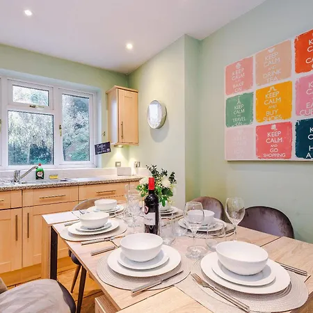 Ferienhaus 4 Bed House - Sleeps 8 - Free Parking - Manchester