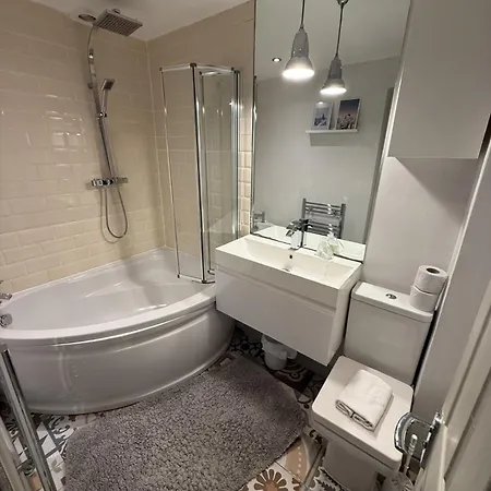 Cosy 4br House, West Didsbury, Bars And Restaurants Close By, Free Parking, Sleeps 8 Сasa de vacaciones