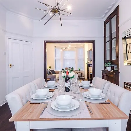 Dom wakacyjny Oldtrafford - Sleeps 6 - Free Parking - Free Wifi