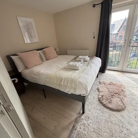 Сasa de vacaciones Cosy 4br House, West Didsbury, Bars And Restaurants Close By, Free Parking, Sleeps 8 Mánchester