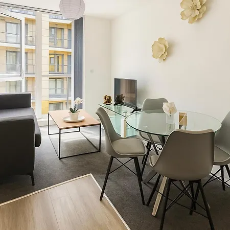 Riverfront Serenity Apartamento