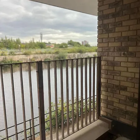 Joyful Group - Stylish 2 Bedroom Duplex With Sofa Bed In Salford M5 *