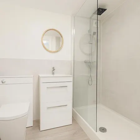 Kehoe's Nest Near Etihad Stadium & Coop Live Arena Sleeps 3 شقة *