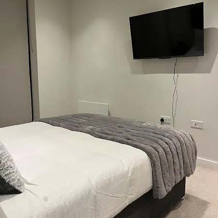 High-end 2 Bed Retreat - Ao Arena & Victoria Stn Daire *