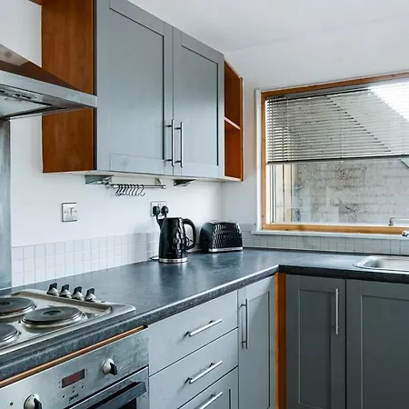 Bright 2-bedroom With Scenic Balcony Views * Manchester