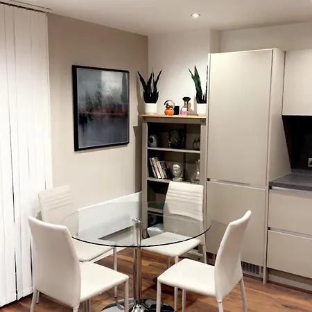 Cozy 2- Bed In The Centre Daire *