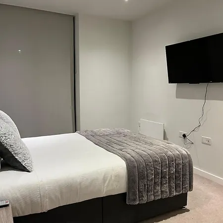 High-end 2 Bed Retreat - Ao Arena & Victoria Stn Daire *