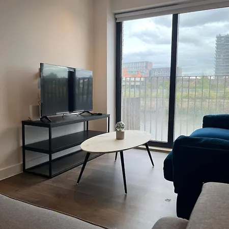 Joyful Group - Stylish 2 Bedroom Duplex With Sofa Bed In Salford M5