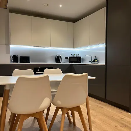 Daire High-end 2 Bed Retreat - Ao Arena & Victoria Stn