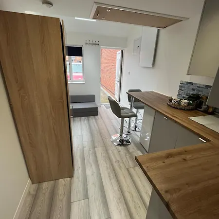 Cosy - 15 Mins Drive To *