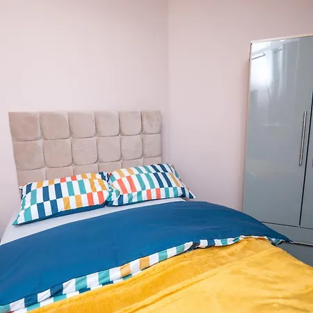 Oda ve Kahvaltı Elegant And Modern 3 Double Bedroom Near Centre Entire House Parking