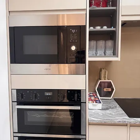 빌라 Luxury 6-bed Near Centre, Sleeps 12 Plus- Cinema Room, Games Room, 5 Bathrooms & Driveway For Multiple Cars