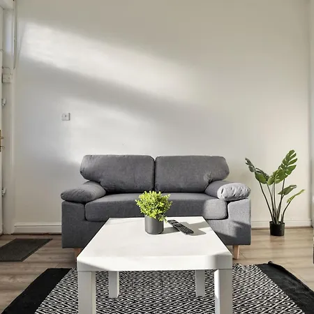 Athol House, Near Old Trafford, Free Parking *