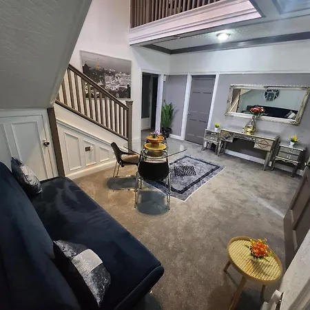 Charming Tudor White House Free Wifi Semesterbostad *