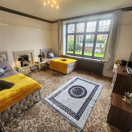 Charming Tudor White House Free Wifi *