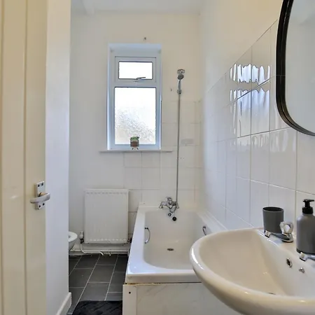 Athol House, Near Old Trafford, Free Parking *