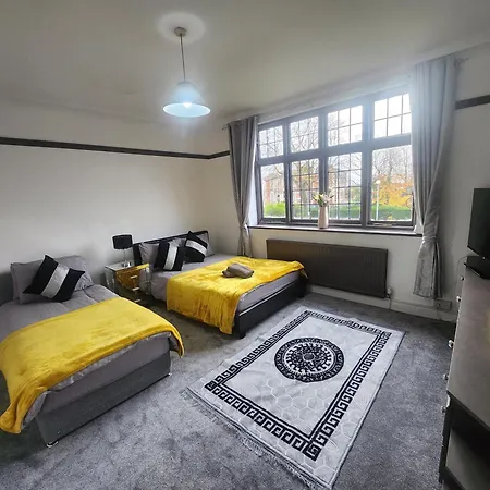 Semesterbostad Charming Tudor White House Free Wifi