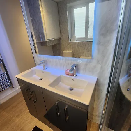 Charming Tudor White House Free Wifi *