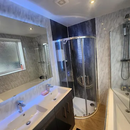 Charming Tudor White House Free Wifi Semesterbostad