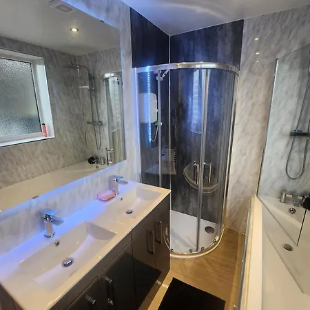 Semesterbostad Charming Tudor White House Free Wifi Manchester