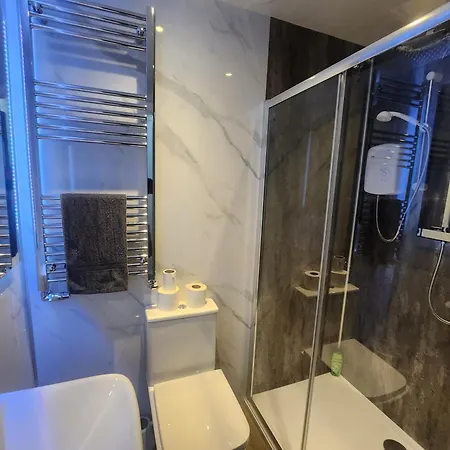 Semesterbostad Charming Tudor White House Free Wifi Manchester