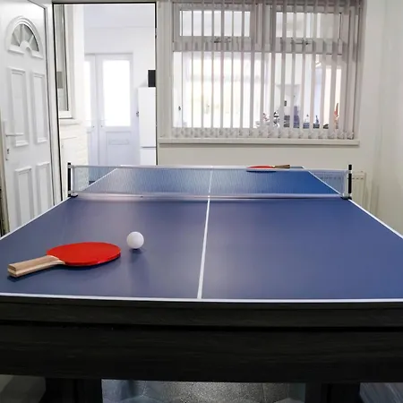 Modern 4-bed Retreat In Prestwich, Perfect For Weekend Getaways Casa vacanze *