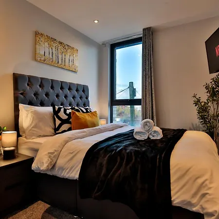 Modern 2 Bed, 2 Bath With Ensuite By Avalora Short Lets & Serviced Salford, Near Tram Manchester, Train Station, Parking Διαμέρισμα Μάντσεστερ