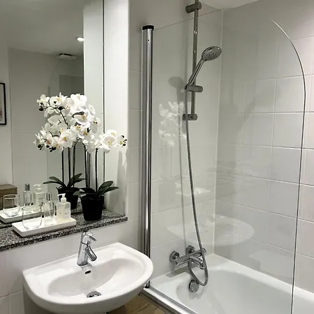 Serviced Near Ao Arena Apartament *