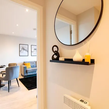 Modern 2 Bed, 2 Bath With Ensuite By Avalora Short Lets & Serviced Salford, Near Tram Manchester, Train Station, Parking *