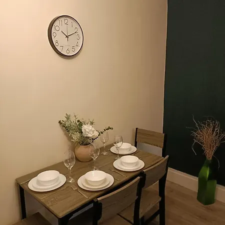 #85 Stylish Salford Free Parking Sleeps 6 *