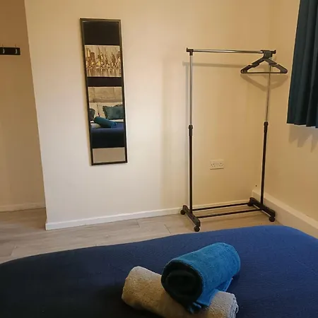 #85 Stylish Salford Free Parking Sleeps 6 *