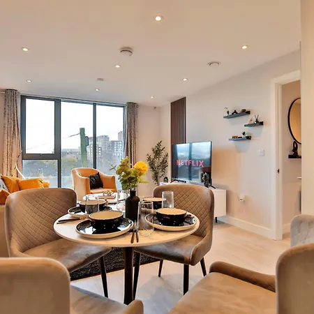Διαμέρισμα Modern 2 Bed, 2 Bath With Ensuite By Avalora Short Lets & Serviced Salford, Near Tram Manchester, Train Station, Parking