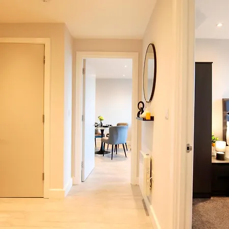 Modern 2 Bed, 2 Bath With Ensuite By Avalora Short Lets & Serviced Salford, Near Tram Manchester, Train Station, Parking *