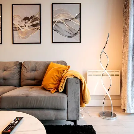 Modern 2 Bed, 2 Bath With Ensuite By Avalora Short Lets & Serviced Salford, Near Tram Manchester, Train Station, Parking *