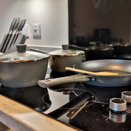 Modern 2 Bed, 2 Bath With Ensuite By Avalora Short Lets & Serviced Salford, Near Tram Manchester, Train Station, Parking