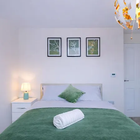 Spacious 3-bed With Free Parking And Near Centre Feriehus *