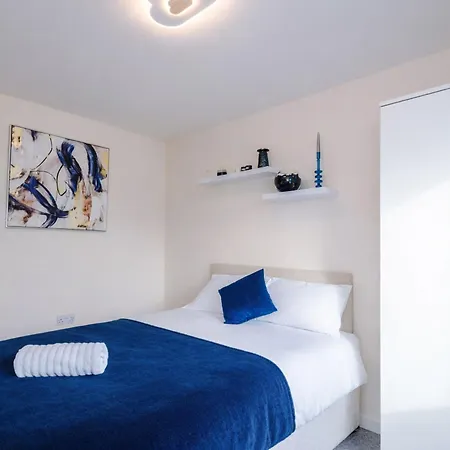 Feriehus Spacious 3-bed With Free Parking And Near Centre Manchester
