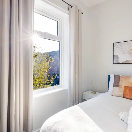 2 Bedroom House With Free Parking *