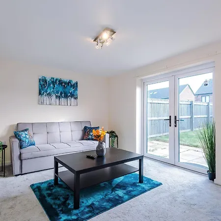Spacious 3-bed With Free Parking And Near Centre