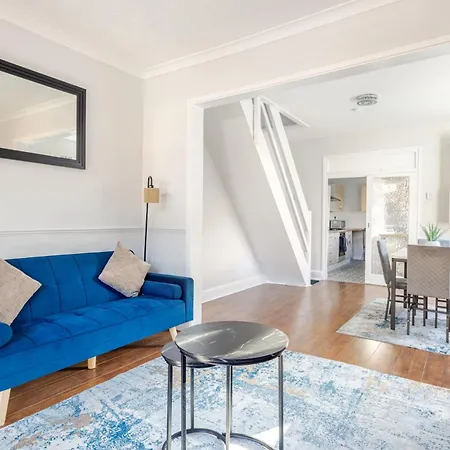 2 Bedroom House With Free Parking Mánchester