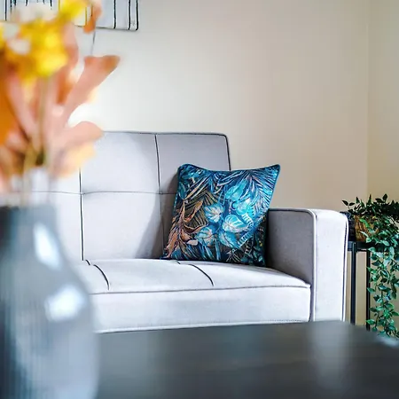 Spacious 3-bed With Free Parking And Near Centre Manchester
