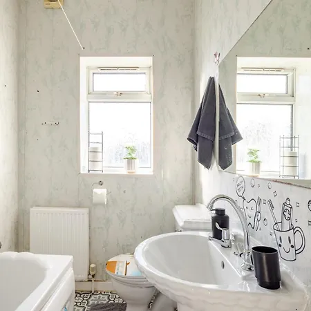 2 Bedroom House With Free Parking *