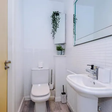 Modern House - Sleeps 6 - Free Parking - Near Etihad Stadium - Coop Live *