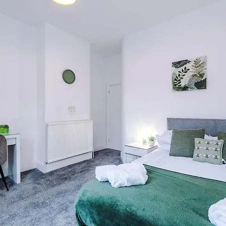 Large 4 Bed House Sleeps 8 By Host A