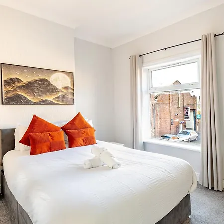 2 Bedroom House With Free Parking Mánchester