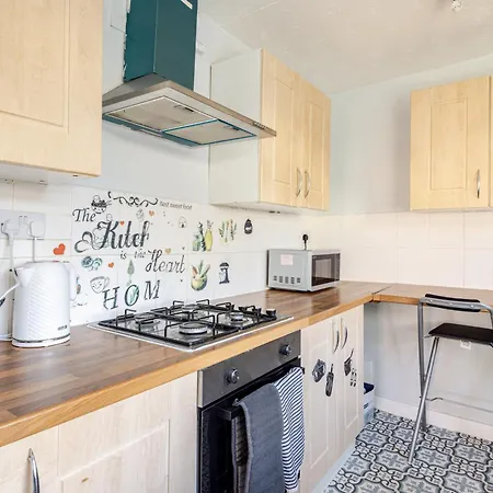 2 Bedroom House With Free Parking *